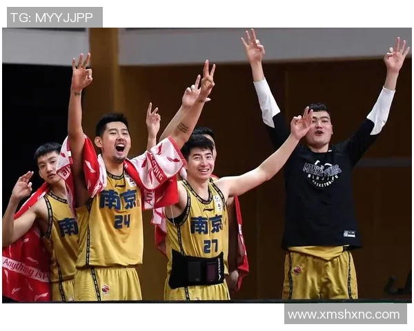 南京篮球队荣登篮球团队协作排行榜第三名展现出色团队精神与默契配合